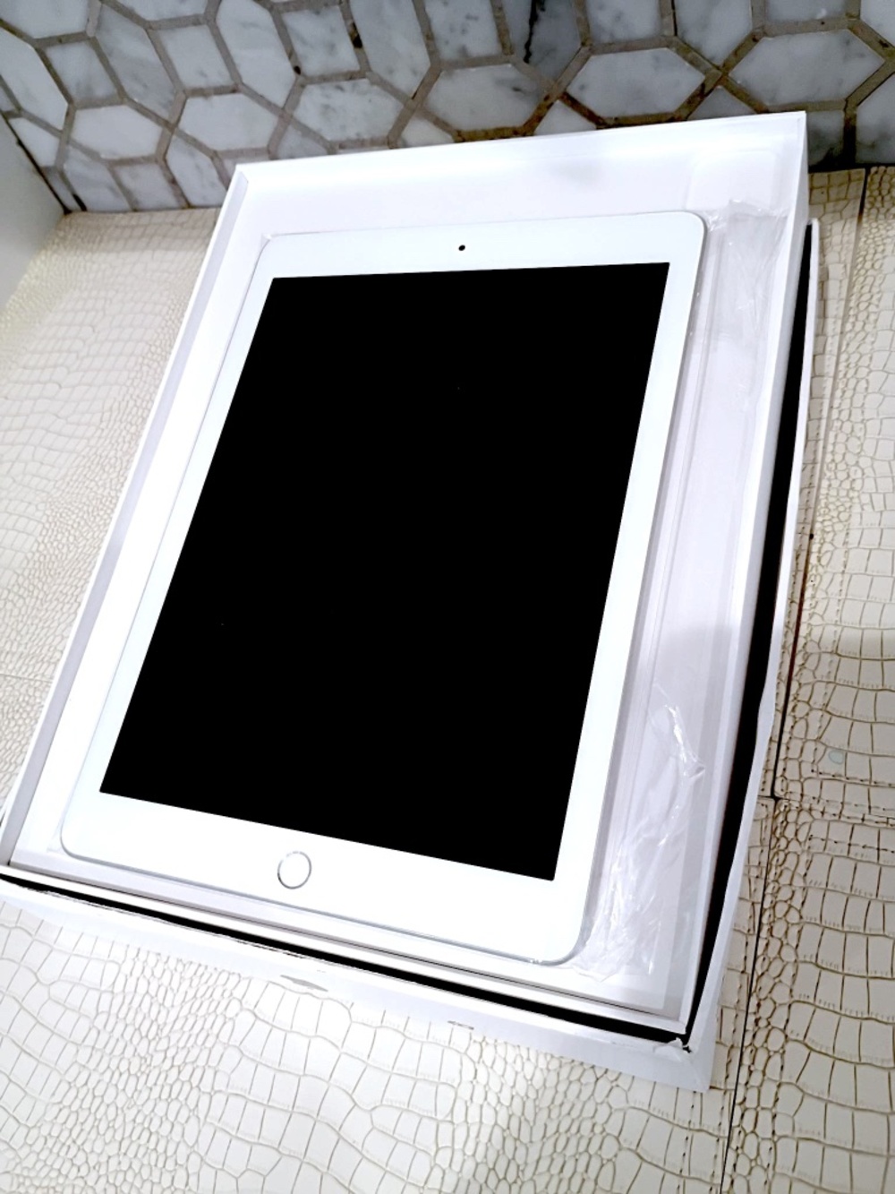 Apple iPad (6th Generation) A1954 32 GB, Wi-Fi + 4G, 9.7 in - Silver 89% Battery